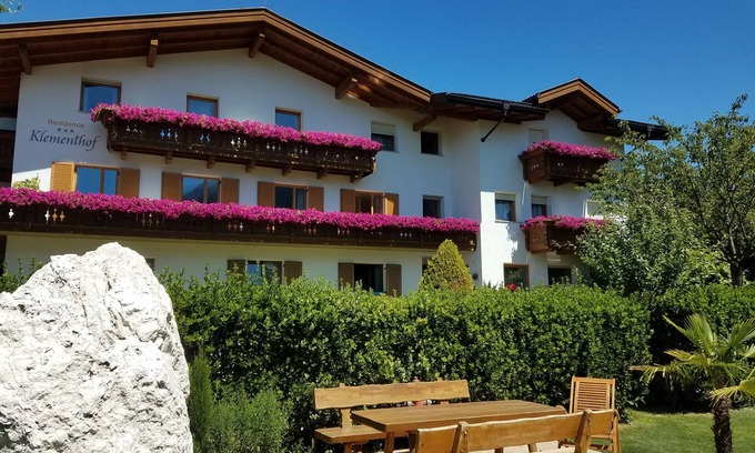 Naz Bed & Breakfast | Explore Residence Klementhof: Family-Friendly Getaway