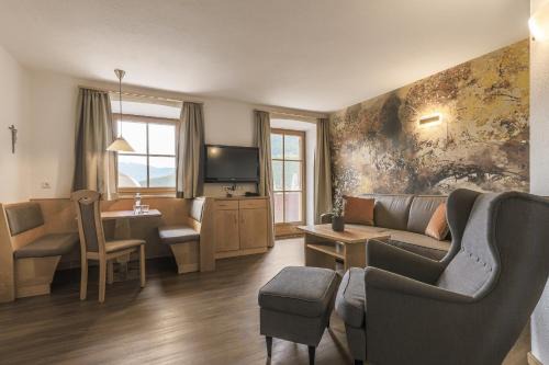 Parcines Apartment | Experience Residence Kronenwirt: Pet-Friendly Oceanfront Retreat