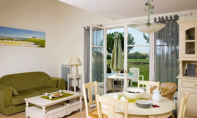 L'Aiguillon-sur-Vie Villa | Cozy Residence Le Domaine des Fontenelles with Ocean View