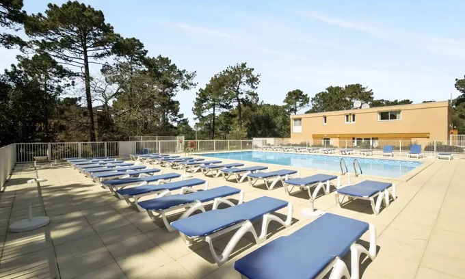 Maubuisson Apartment | Cozy Residence Les Grands Pins: Oceanfront 2 Room Retreat