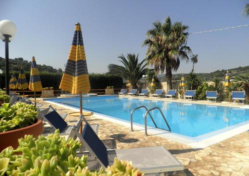 Defensola Apartment | Pet-Friendly Residence Palm Garden with Pool & Kitchen