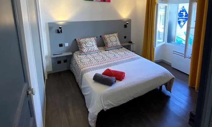 La Roche-sur-Yon Apartment | Scenic Oceanfront Residence Pierre Francois Apartment - N2