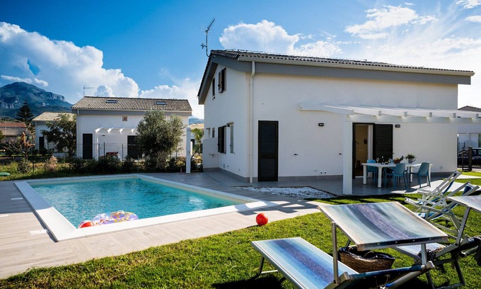 Piane Vecchie Villa | Discover Residence Salinelle Beach: Oceanfront Villa with Pool
