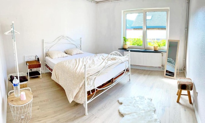 Meulestede House | Cozy Residence Stay Eva with Delightful Brunch Café