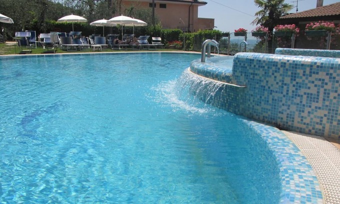 Brenzone sul Garda Hotel | Villa Margherita: Family-Friendly Retreat with Pool & Breakfast