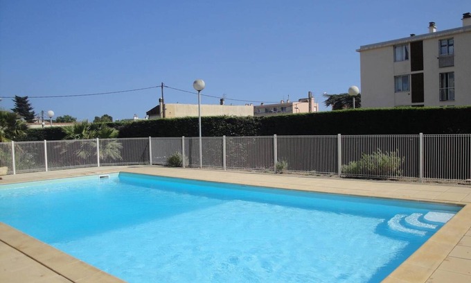 L'Evescat Apartment | Beachfront Residence with Pool and Private Parking Space