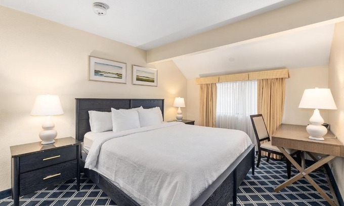 Merrimack Hotel | Pet-Friendly Residences at Daniel Webster with Pool Access