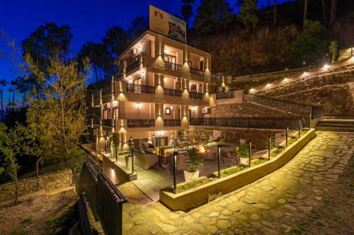 Chail Villa | Relax at StayVista Residences with Pet-Friendly Amenities