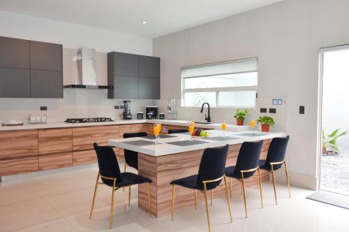 Monterrey House | Elegant Cumbres Elite Residencia for Six Guests