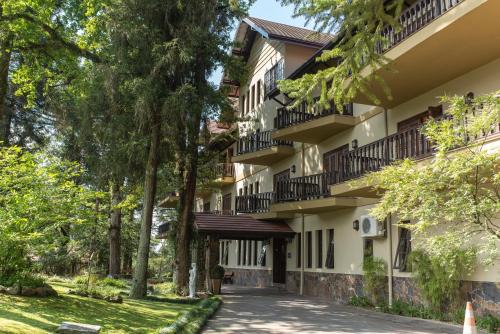 Bairro Lago Negro Apartment | Cozy Residencial Vale Dourado with Ocean Views & Pool
