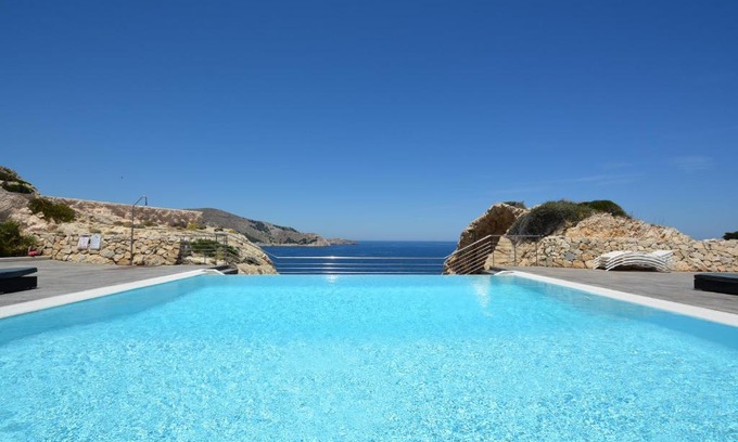 Cala Lliteres Apartment | Elegant Residencial Xaloc: 4-Star Retreat with Pool & Hot Tub