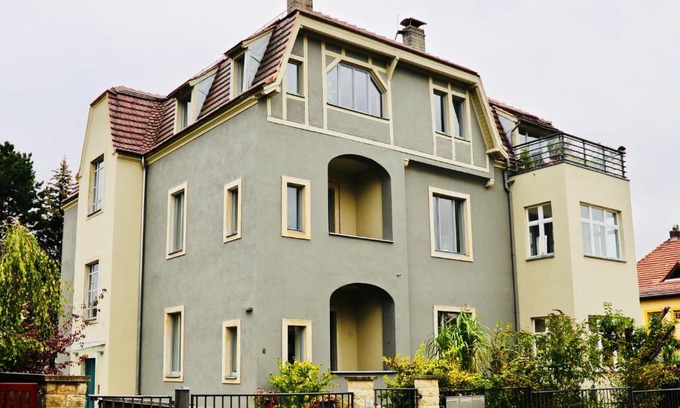 Buhlau/Weier Hirsch Apartment | Elegant Residenz am Dresdner Stadtwald - 4-Star Retreat