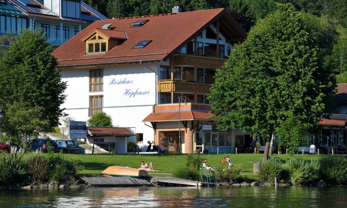 Hopfen am See Apartment | Residenz Hopfensee: Pet-Friendly Getaway with Dining Options