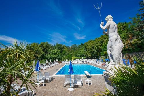 Susello Apartment | Relax at Residenz La Selva with Oceanfront Bliss