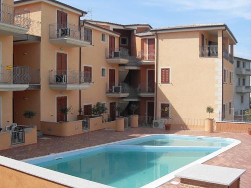 La Muddizza Apartment | Budget-Friendly Residenza I Gabbiani with Pool & Hot Tub