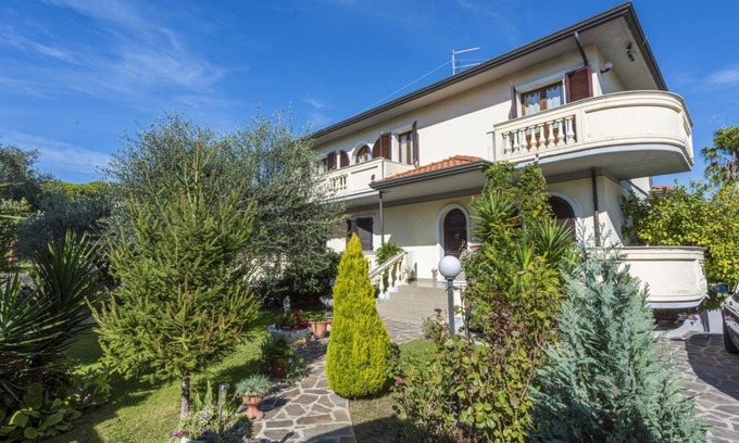 Marina di Massa Apartment | Discover Residenza Tirrenia: Garden Apartment in Marina di Massa