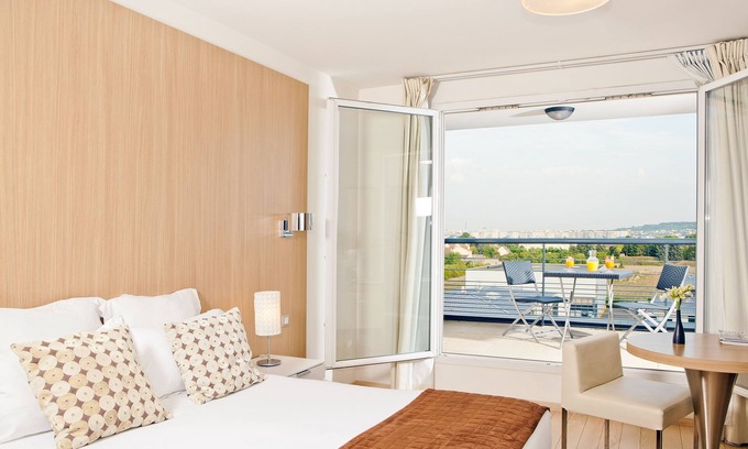 Carrieres-sur-Seine House | Discover Residhome Carrières La Défense: Pet-Friendly Retreat
