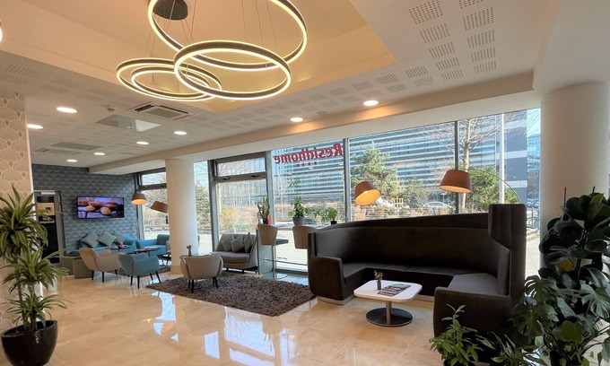 Issy-les-Moulineaux Apartment | Stylish Residhome Paris Issy-les-Moulineaux with Spa & Kitchen