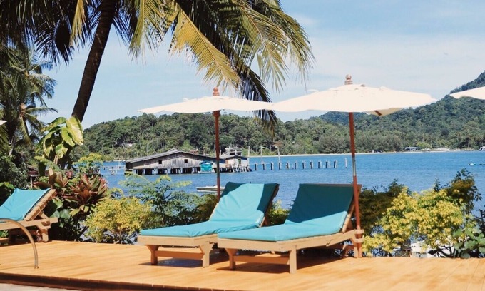 Bang Bao Bay Hotel | Inviting Resolution Resort: Family-Friendly with Pool & Dining