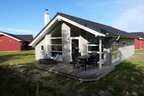 Grossenbrode House | Discover Ocean Cottage: 4-Star Getaway with Pool & Pets