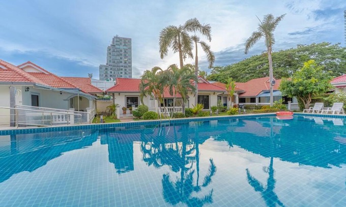 Pratumnak Hill Villa | Beachside Resort with Huge Pool & BBQ, Steps from Walking St
