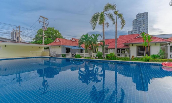Pratumnak Hill Villa | Beachside Retreat with Pool, BBQ & Minutes to Walking Street