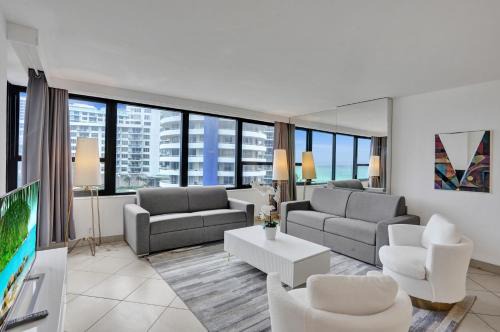 Mid Beach Apartment | Oceanfront Resort Beach Condo with Pool and Hot Tub