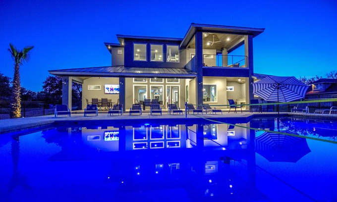 Kingsland House | Experience Resort by Lazy Haven: Hill Country & Lake LBJ