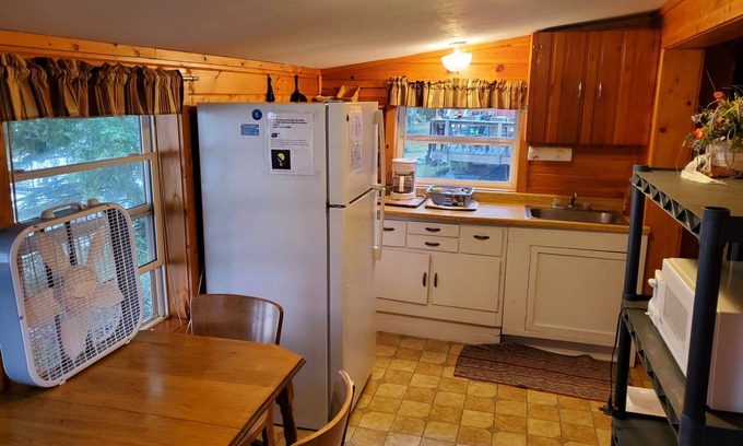 Northome Cabin | Inviting Resort Cabin on Island Lake with Pool & Breakfast