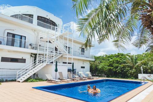Ishigaki Hotel | Discover リゾートイン青の洞窟: Poolside Family Retreat