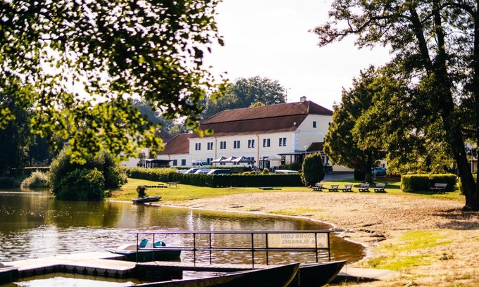 Chlum u Trebone Hotel | Pet-Friendly Ubytování Lesák with Private Beach Access