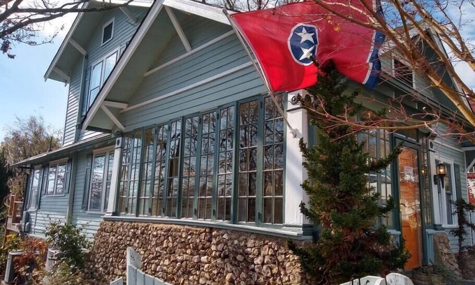 North Chattanooga House | Cozy Retreat with Firepit & Hot Tub in Trendy North Shore