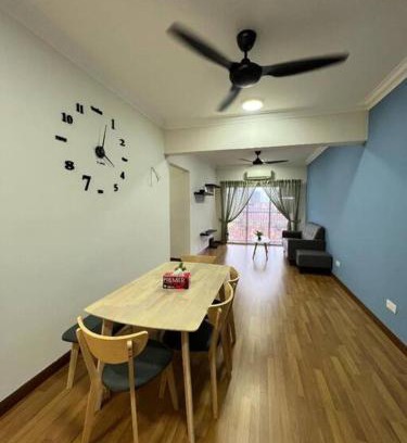 Kampung Rawa Apartment | Vibrant 3-Bedroom Retreat for Families - Rated 10/10