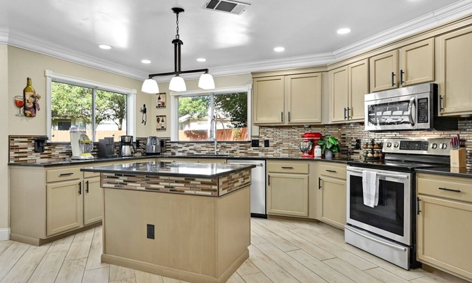 Cedar Park House | Resort Living in Cedar Park. Hot Tub, Fire Pit, Foosball, Poker & Pool Table,etc
