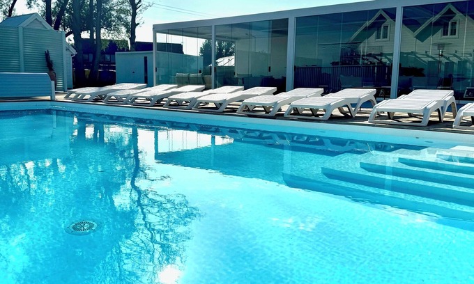 Mielno House | Resort nowoczesnych domków wakacyjnych- dwa podgrzewane baseny, plac zabaw, bar!