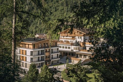 Burgstall Apartment | Resort Schrofenblick: Family-Friendly Retreat with Spa