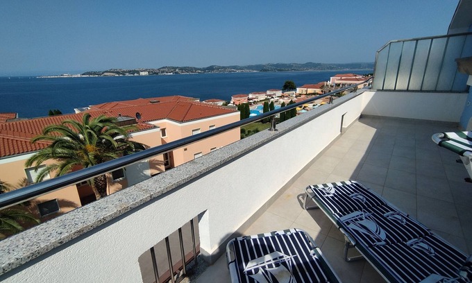 Crveni Vrh Resort | Resort Skiper Monte Rosso Family Apartment with direct Seaview