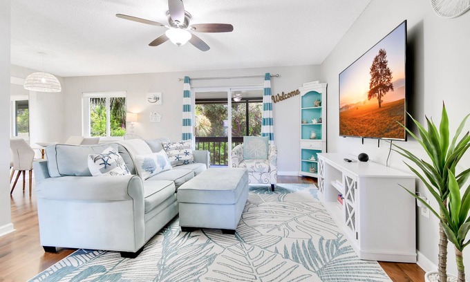 Largo Condo | Modern Beach Escape Condo with 3 Heated Pools & Spa