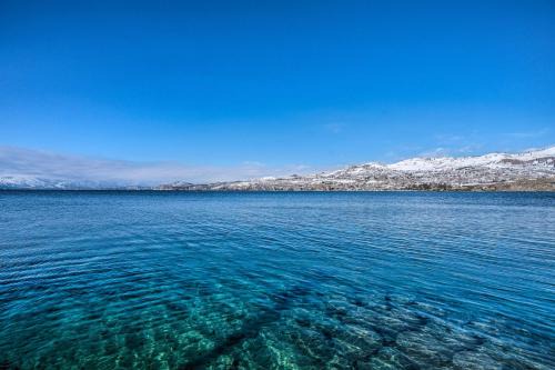 Chelan Apartment | Scenic Resort-Style Condo with Hot Tub & Lake Chelan Views