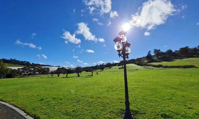 Lysterfield Villa | Idyllic Resort Style Farm Stay - Guest Rated 9.8, Pet-Friendly
