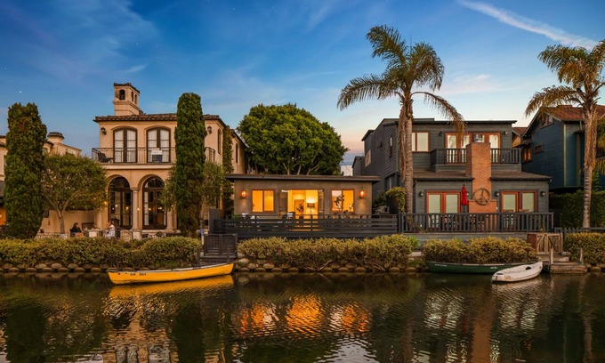 Venice Canals Villa | Pet-Friendly Resort Villa by Venice Canals - 9.8/10 Rated