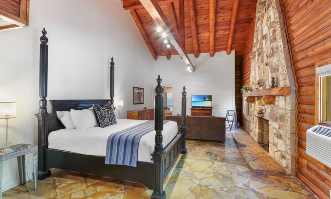Wimberley Hotel | Cozy Resort Suite Steps from Market Days – Ideal for 4