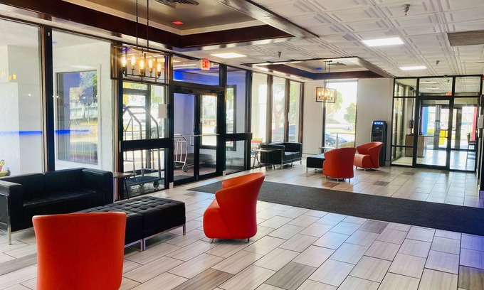 Ferry Pass Hotel | Relax and Unwind at Rest and Relax Inn with Pool & Spa