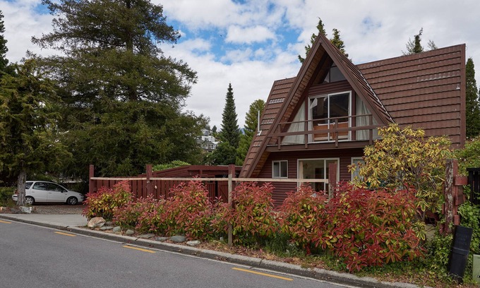 Queenstown City Centre Cottage | Relax and Unwind at Queenstown Holiday Home - Family Friendly