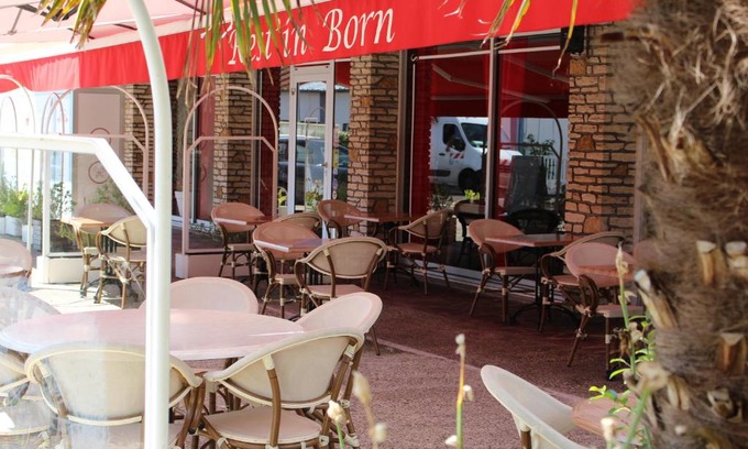 Parentis-en-Born Hotel | Relax at Rest 'In Born: Pet-Friendly with Restaurant Dining