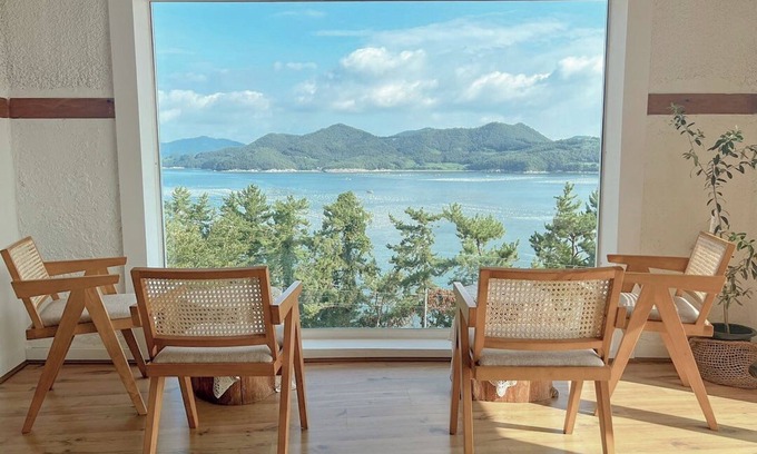 Namhae House | Cozy Rest Pension: Family-Friendly Stay with Breakfast Included