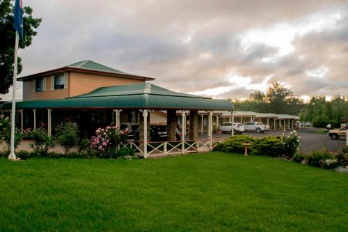 Glen Innes Hotel | Relax at Rest Point Motor Inn with Pool & Restaurant