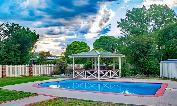 Glen Innes Hotel | Budget-Friendly Stay at Rest Point Motor Inn with Pool & Dining