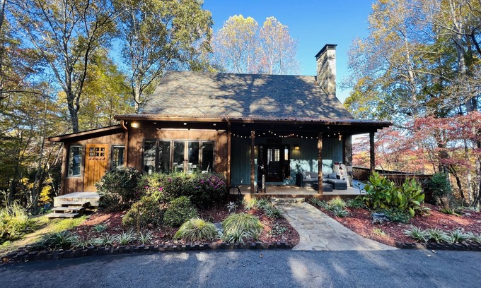 Dahlonega Cabin | Tranquil Getaway in Pet-Friendly Cabin with Spa & Pool