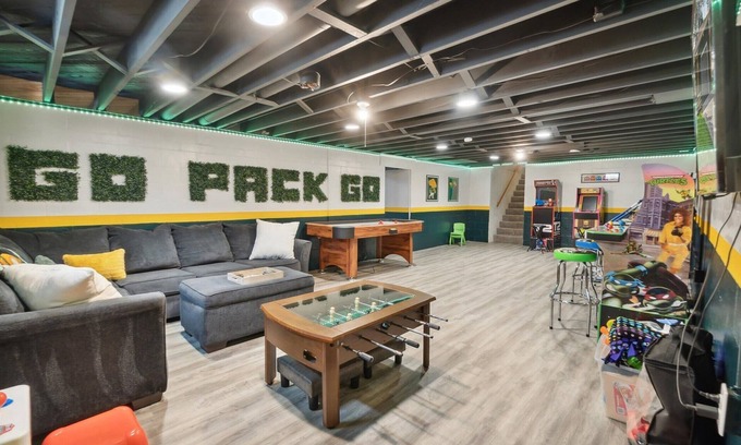 Green Bay House | Top-Rated Stay Near Lambeau with Arcade & Pool Access